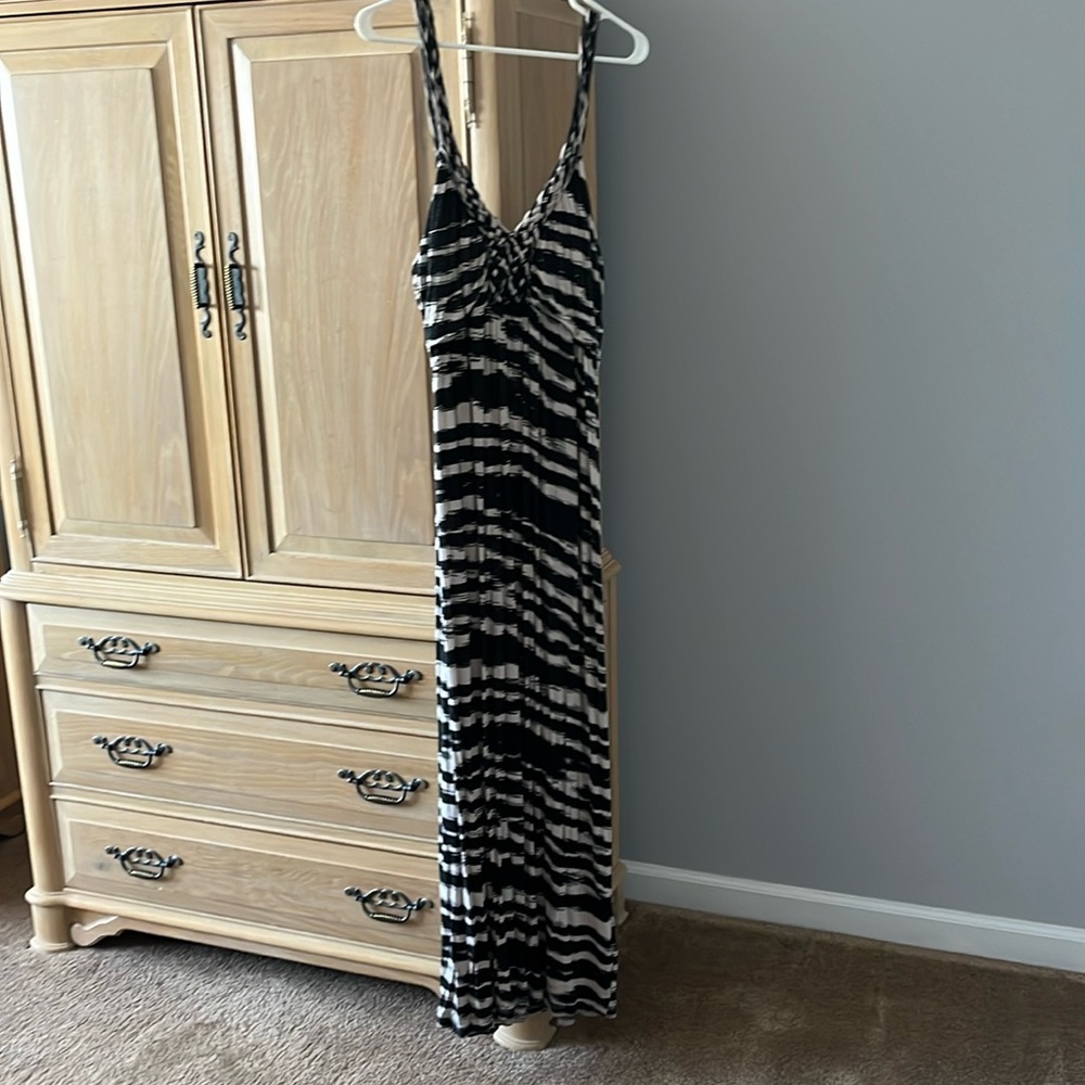 a.n.a
A New Approach
Long Black and Cream Print Maxi dress with Spandex
Size XL